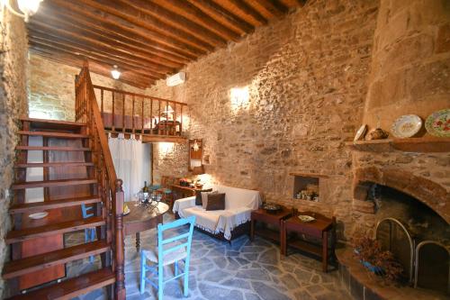 - un salon avec un escalier et un mur en pierre dans l'établissement Stone house, à Rhodes