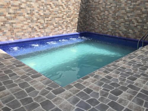 una pequeña piscina de agua en una pared de ladrillo en Hotel Viña Del Mar en Santa Marta