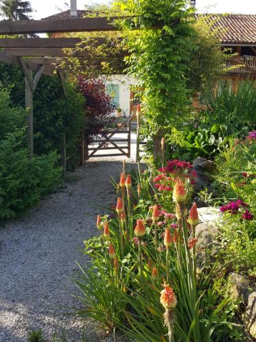 Κήπος έξω από το Chambres d'hôtes St Jacques Adults only