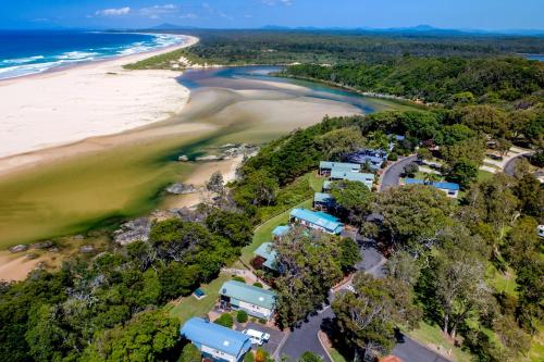 una vista aérea de la playa y el océano en BIG4 Sawtell Beach Holiday Park, en Sawtell