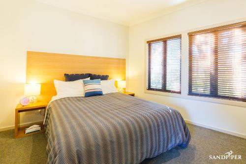 Una cama o camas en una habitación de Sandpiper Motel Apollo Bay