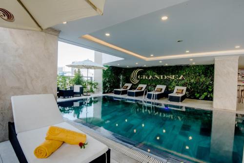 Bazén v ubytování Grand Sea Hotel Danang nebo v jeho okolí