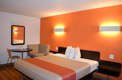Gallery image of Motel 6 - Newest - Ultra Sparkling Approved - Chiropractor Approved Beds - New Elevator - Robotic Massages - New 2023 Amenities - New Rooms - New Flat Screen TVs - All American Staff - Walk to Longhorn Steakhouse and Ruby Tuesday - Book Today and SAVE in Kingsland