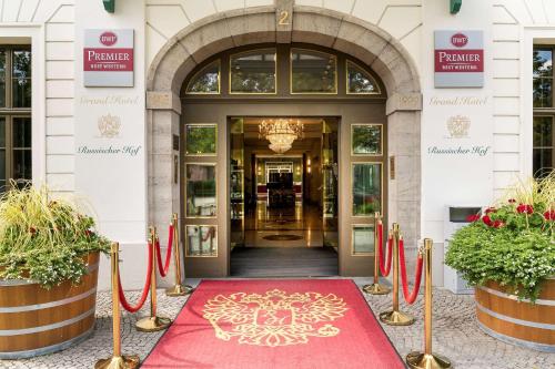 alfombra roja frente a un edificio en Best Western Premier Grand Hotel Russischer Hof, en Weimar