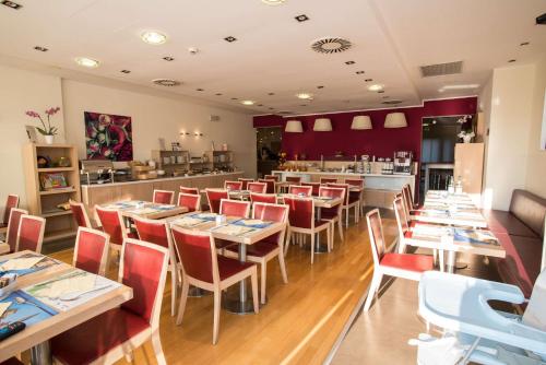 a restaurant with tables and chairs and a counter at Best Western Palace Inn Hotel in Ferrara
