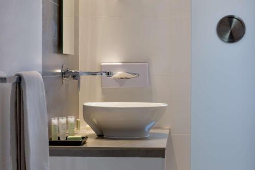 Bilik mandi di Best Western Seine West Hotel