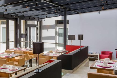 Ruang duduk di Best Western Seine West Hotel
