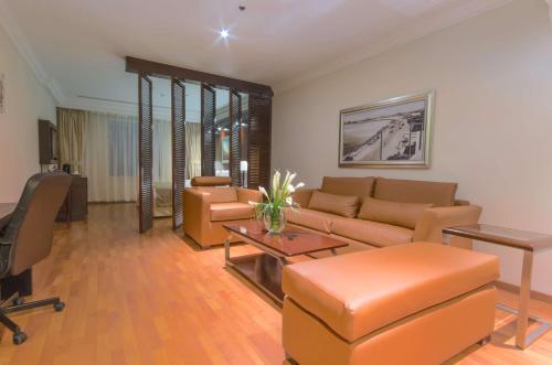 Ein Sitzbereich in der Unterkunft Best Western Plus Doha