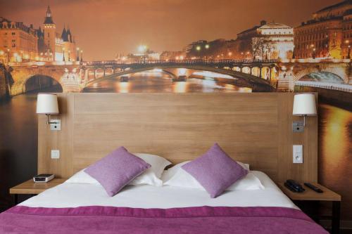 Una cama o camas en una habitación de Best Western Rives de Paris La Defense