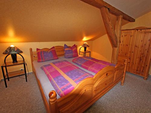 BodstedtにあるFerienwohnungen Bodstedt FDZ 490のベッドルーム1室(大型木製ベッド1台付)