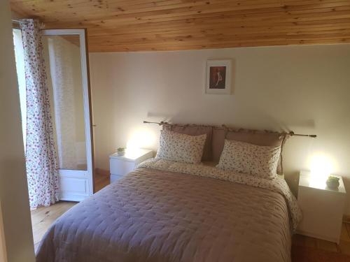 Ένα ή περισσότερα κρεβάτια σε δωμάτιο στο Maison Entre Lac et Océan
