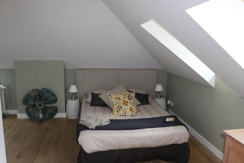 um quarto com uma cama grande num sótão em Maison Valmer - Le négociant, élégant F2 classé 4 étoiles em Le Havre