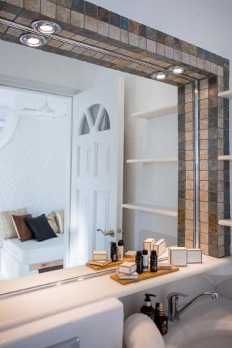 Et badeværelse på Naxian Riviera Exclusive Seafront Suites, Junior Suite