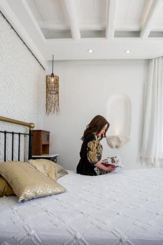 En eller flere senge i et værelse på Naxian Riviera Exclusive Seafront Suites, Junior Suite