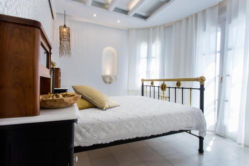 En eller flere senge i et værelse på Naxian Riviera Exclusive Seafront Suites, Junior Suite