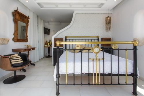 En eller flere senge i et værelse på Naxian Riviera Exclusive Seafront Suites, Junior Suite