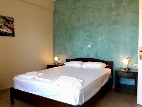 フィニクーダにあるSiriosのベッドルーム(白いシーツを使用した大型ベッド1台付)