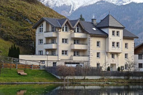 ラディスにあるSeeapart Pöderの水域の隣にある大きな建物