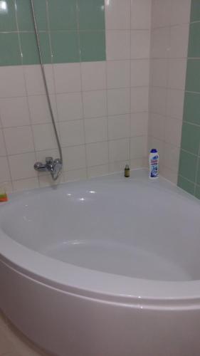 een witte badkuip met een kraan in de badkamer bij Apart hotel Sara seaview in Olimp
