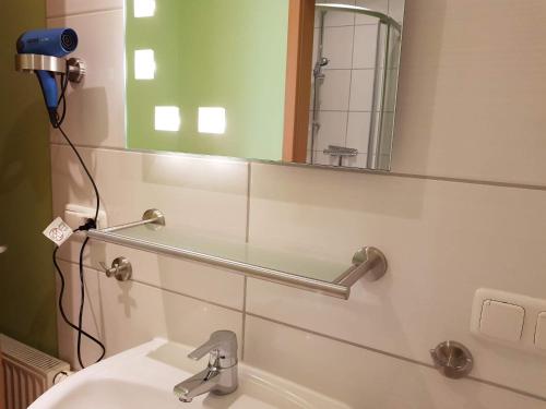 a bathroom with a sink and a mirror at Am Maiglöckchenberg 19 in Ostseebad Karlshagen