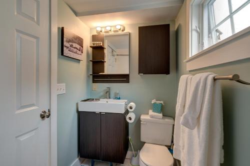 La salle de bains est pourvue d'un lavabo, de toilettes et d'un miroir. dans l'établissement Provincetown Perfection, à Provincetown