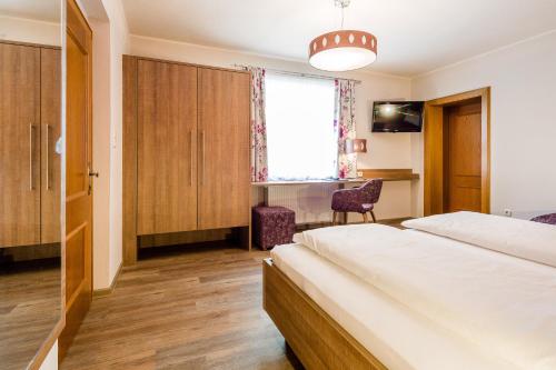 a hotel room with a bed and a desk at Gasthof Gierlinger in Obermühl