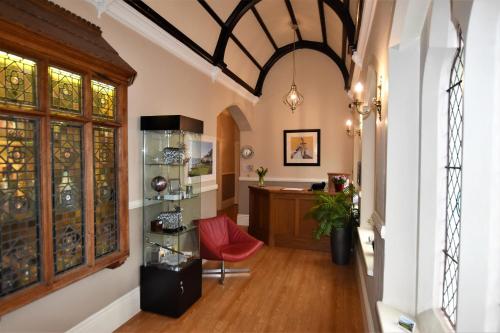 un pasillo de una casa con una habitación con una mesa en Taunton Town House en Taunton