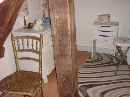 vegas في Mer: غرفة نوم مع خزانة وكرسي ومكتب