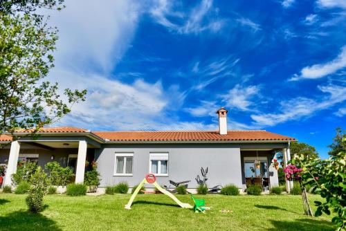 Ground Floor Apartments With Spacious Backyard – Photos 2