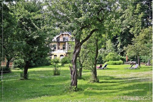 Taman di luar Waldhaus Gronenberg