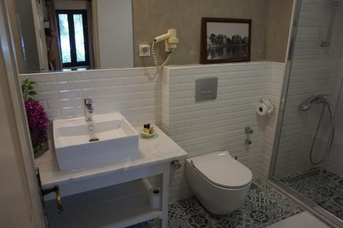 Bilik mandi di Hotel Kalehan