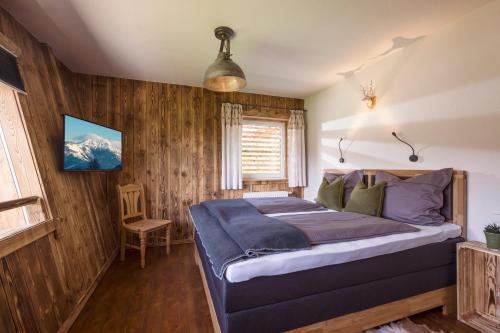Letto o letti in una camera di Narzenhof Wellness Chalets, Familien & Luxus Apartments am Bauernhof
