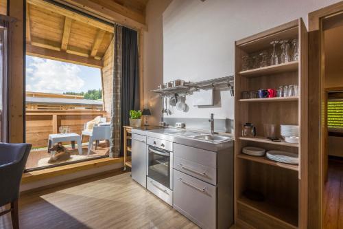 Cucina o angolo cottura di Narzenhof Wellness Chalets, Familien & Luxus Apartments am Bauernhof