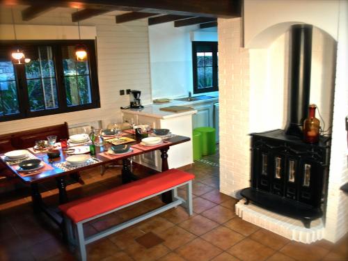 een keuken met een tafel en een fornuis. bij Casa Boo de Piélagos - Playa de Liencres in Boó de Piélagos