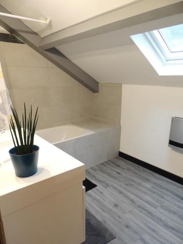 - un salon avec une lucarne au plafond dans l'établissement L'enclos Sainte-Enimie Gorges du Tarn et Causses, à Sainte-Énimie