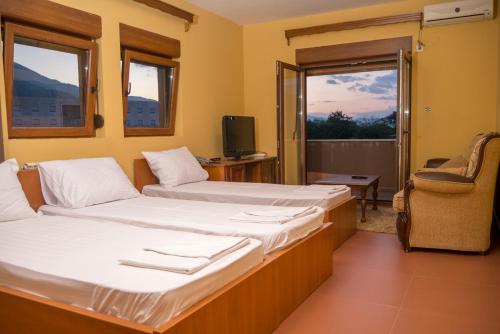 Un pat sau paturi într-o cameră la Hotel Perjanik