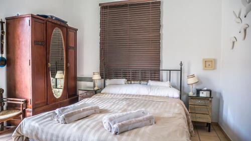 een slaapkamer met een groot bed met 2 kussens erop bij Sylvia's Guest House in Kavrokhórion