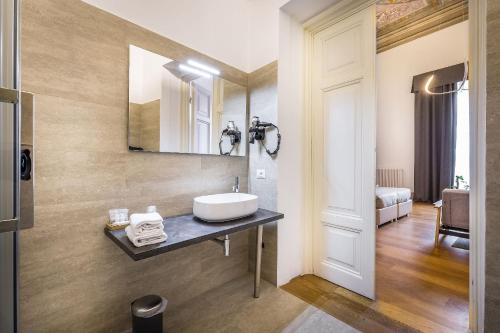 łazienka z umywalką i lustrem w obiekcie La Torre del Cestello - Residenza d'epoca we Florencji