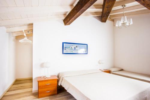 En eller flere senge i et værelse på Villa Emilia