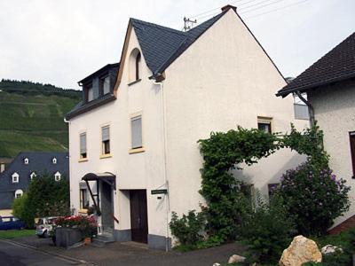 een wit huis met een zwart dak bij Anneliese Schmitgen in Bernkastel-Kues