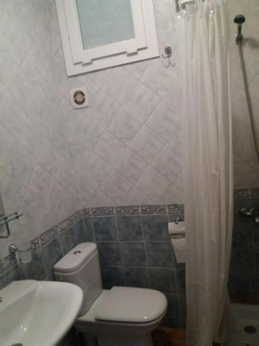 a bathroom with a toilet and a sink and a shower at Studio avec piscine à Mirador cabo négro in Cabo Negro