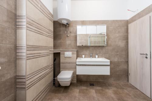 La salle de bains est pourvue de toilettes et d'un lavabo. dans l'établissement Apartment Gagro, à Mlini