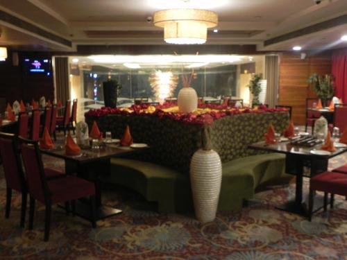 Ein Restaurant oder anderes Speiselokal in der Unterkunft Ramada Ahmedabad 