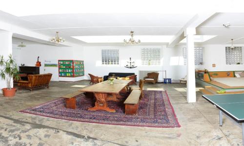 ein Wohnzimmer mit einer Tischtennisplatte und einer Tischtennisplatte in der Unterkunft Black Forest Hostel in Freiburg im Breisgau