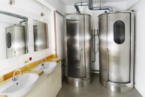 een badkamer met 2 wastafels en 2 watertanks bij Black Forest Hostel in Freiburg im Breisgau