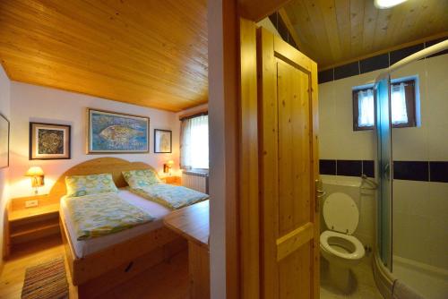 Tempat tidur dalam kamar di Kod Korita Rooms