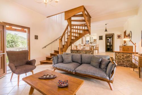 a living room with a couch and a table at Villa kortilles in Pyrgi