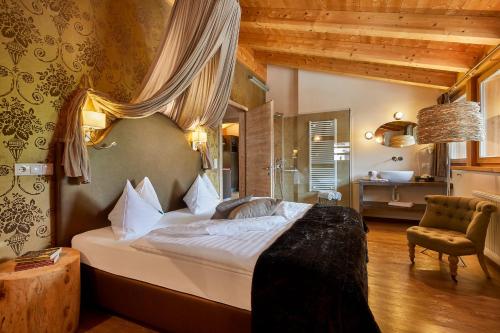 ein Schlafzimmer mit einem großen Bett in einem Zimmer in der Unterkunft Chalet Mi Amur in Stern
