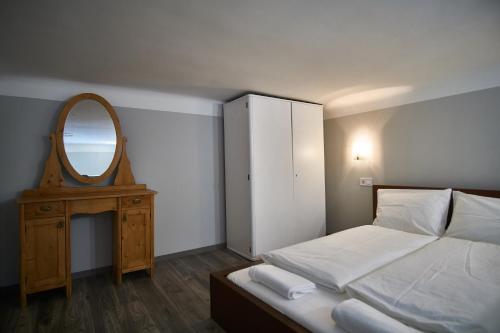 ブダペストにあるA32 Apartment | Budapestのベッドルーム1室(鏡付きベッド1台、ドレッサー付)