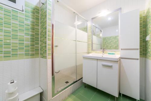 A bathroom at Travel Habitat Mestalla